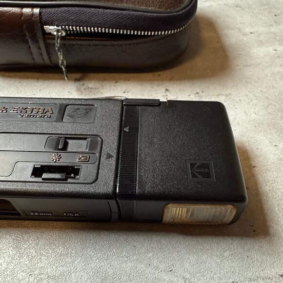 Vintage Kodak Ektra film camera 22mm electronic flash with leather camera case - Picture 3 of 10